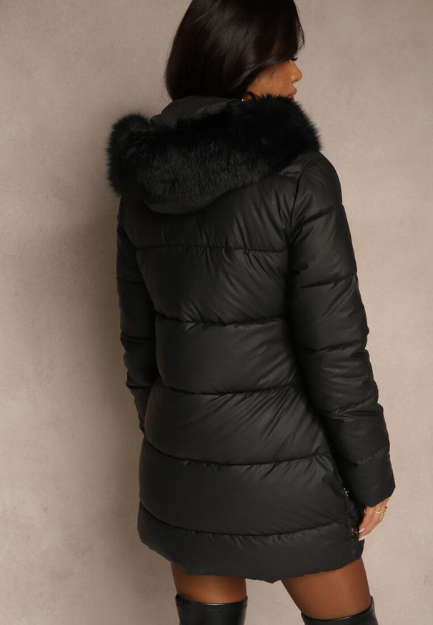 Renee - Czarna Pikowana Kurtka o Taliowanym Kroju z Kapturem z Futrem Nalessia. Okazja: na co dzień. Typ kołnierza: kaptur. Kolor: czarny. Materiał: futro. Styl: casual, klasyczny
