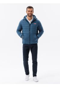 Ombre Clothing - Pikowana męska kurtka z dzianinowymi rękawami i kapturem – ciemnoniebieska V2. Typ kołnierza: kołnierzyk stójkowy. Kolor: niebieski. Materiał: dzianina. Wzór: gładki. Styl: elegancki, sportowy