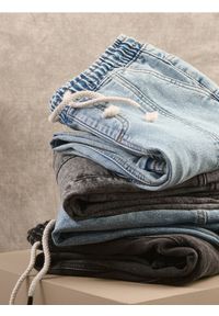 Reserved - Jeansy jogger - niebieski. Kolor: niebieski