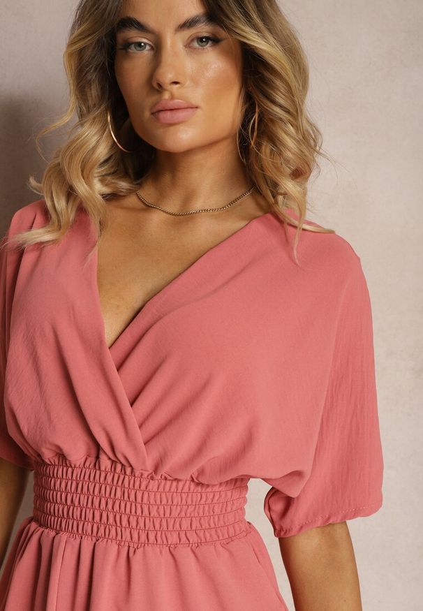 Renee - Różowy Kombinezon Kopertowy z Gumką w Pasie Fandrea. Kolor: różowy. Materiał: tkanina. Sezon: lato