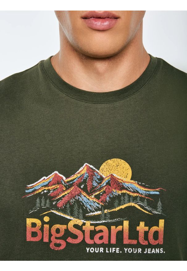 Big-Star - Koszulka męska z nadrukiem khaki Mifer 303. Okazja: na co dzień. Kolor: zielony. Materiał: bawełna. Długość rękawa: krótki rękaw. Długość: krótkie. Wzór: nadruk. Styl: casual, klasyczny, sportowy