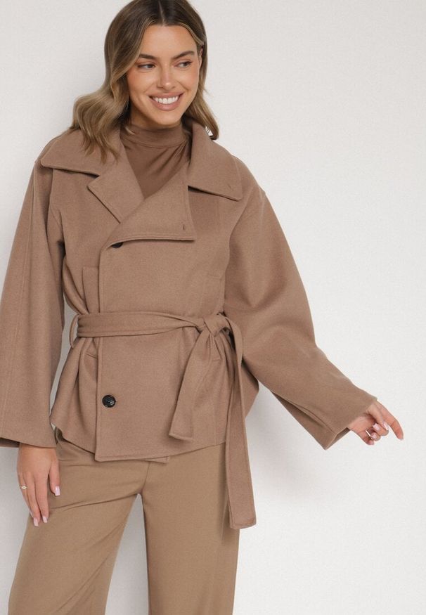 Born2be - Beżowy Krótki Płaszcz z Wiskozą o Pudełkowym Kroju z Wiązanym Paskiem i Kołnierzem Tusilia. Okazja: na co dzień. Kolor: beżowy. Materiał: wiskoza. Długość: krótkie. Styl: klasyczny, casual