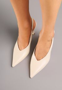 Renee - Beżowe Sandały Vices na Szpilce Slingback Ozdobione Nitami Kolliva. Okazja: na co dzień, na spotkanie biznesowe. Kolor: beżowy. Wzór: aplikacja. Obcas: na szpilce. Styl: biznesowy, klasyczny, elegancki, casual #4