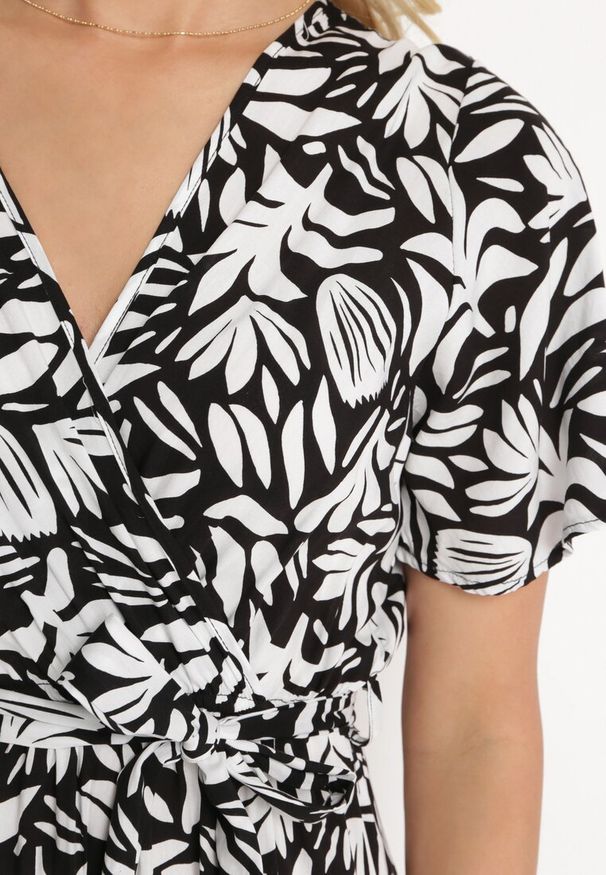 Born2be - Czarno-Biała Kopertowa Sukienka z Wiskozy z Gumką w Pasie i Materiałowym Paskiem Fazemia. Okazja: na co dzień. Kolor: czarny. Materiał: wiskoza, materiał. Długość rękawa: krótki rękaw. Typ sukienki: kopertowe. Styl: elegancki, casual