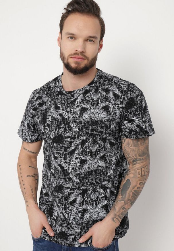 Born2be - Czarna Koszulka z Bawełny w Abstrakcyjny Print Laeliana. Okazja: na co dzień. Kolor: czarny. Materiał: bawełna. Wzór: nadruk. Styl: casual
