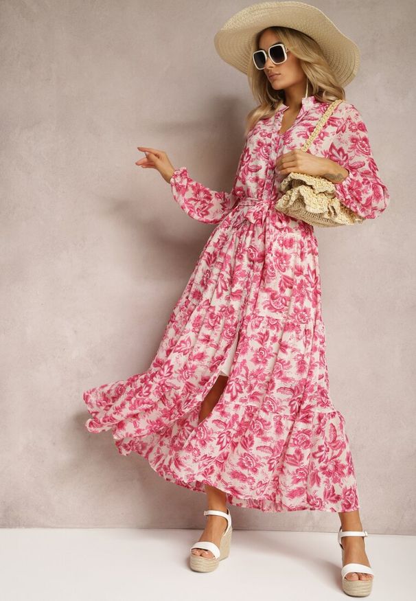 Renee - Fuksjowa Kwiecista Sukienka Maxi z Falbanką i Materiałowym Paskiem Ayvie. Okazja: na spacer, na co dzień. Typ kołnierza: dekolt w serek. Kolor: różowy. Materiał: materiał. Długość rękawa: długi rękaw. Sezon: lato. Styl: casual, elegancki. Długość: maxi