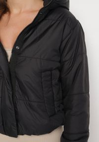 Born2be - Czarna Pikowana Kurtka z Kapturem i Lekkim Ociepleniem Ninirila. Okazja: na spacer. Typ kołnierza: kaptur. Kolor: czarny. Materiał: jeans. Długość: krótkie. Styl: klasyczny, elegancki #4