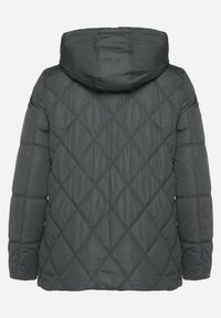 Born2be - Ciemnozielona Pikowana Kurtka z Kapturem i Ozdobnymi Suwakami Carnaye. Okazja: na co dzień, na spacer. Typ kołnierza: kaptur. Kolekcja: plus size. Kolor: zielony. Materiał: jeans. Styl: sportowy, casual, elegancki