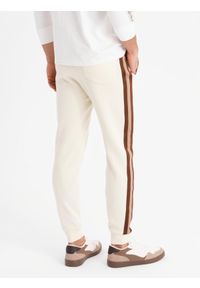 Ombre Clothing - Dresowe męskie spodnie z lampasami i ściągaczami na nogawkach – kremowe V3 OM-PASK-0258 - XXL. Kolor: kremowy. Materiał: dresówka. Wzór: aplikacja, kolorowy. Styl: retro, elegancki #4