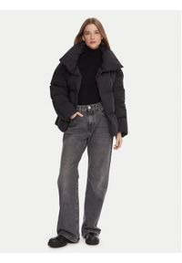 Blauer Kurtka zimowa 25WBLDC03166 Czarny Regular Fit. Kolor: czarny. Materiał: syntetyk. Sezon: zima