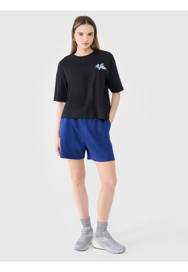 4f - 4F T-shirt oversize z nadrukiem damski - czarny XS. Okazja: na co dzień. Kolor: czarny. Materiał: dzianina, bawełna, jersey. Długość rękawa: krótki rękaw. Długość: krótkie. Wzór: nadruk. Sezon: lato. Styl: klasyczny, sportowy, casual