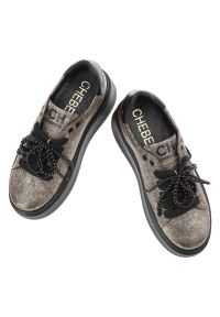 CheBello - Sneakersy damskie Chebello, ze skóry na grubej podeszwie z okrągłym noskiem z ozdobą i sznurowane, czarno-złote, 4696-534-002. Okazja: na co dzień. Nosek buta: okrągły. Zapięcie: sznurówki. Kolor: czarny. Materiał: skóra. Szerokość cholewki: normalna. Wzór: aplikacja. Obcas: na platformie #3