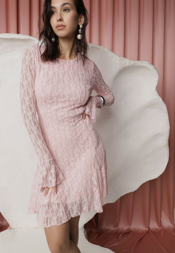 Renee - Różowa Sukienka z Koronki Ozdobiona Rozkloszowanymi Rękawami Cinalata. Kolor: różowy. Materiał: koronka. Wzór: aplikacja, koronka. Typ sukienki: rozkloszowane. Styl: elegancki, klasyczny