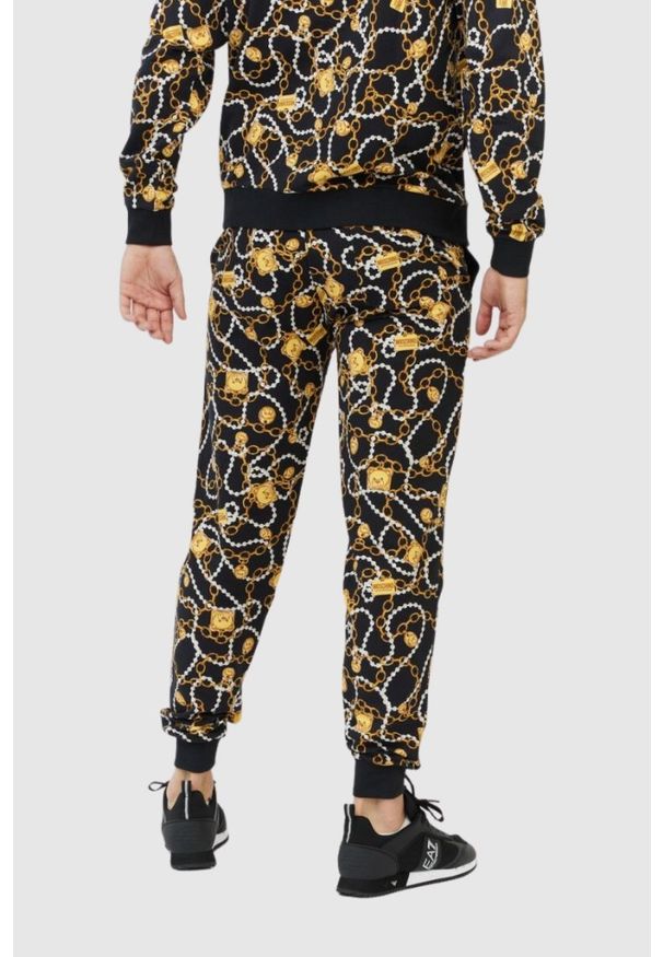 MOSCHINO Męskie spodnie dresowe w złote łańcuchy. Kolor: czarny. Materiał: dresówka
