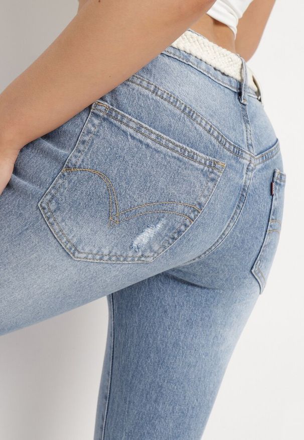 Born2be - Jasnoniebieskie Jeansy Dzwony z Mocno Postrzępionymi Nogawkami i Plecionym Paskiem Svelina. Okazja: na co dzień. Stan: podwyższony. Kolor: niebieski. Długość: długie. Styl: casual, retro, elegancki