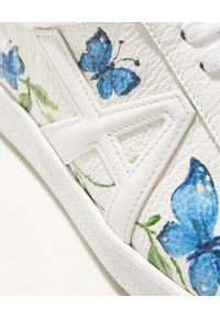 AQUAZZURA - Białe sneakersy w motyle The A Sneaker. Nosek buta: okrągły. Zapięcie: pasek. Kolor: biały. Materiał: guma. Wzór: aplikacja, paski, nadruk. Obcas: na płaskiej podeszwie #7