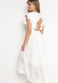 Born2be - Biała Bawełniana Sukienka Ozdobiona Haftem i Falbankami Przy Ramionach Celestis. Typ kołnierza: kołnierz z falbankami. Kolor: biały. Materiał: bawełna. Wzór: haft, aplikacja. Sezon: lato #4
