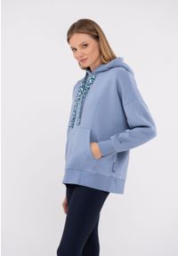 Volcano - Niebieska, bawełniana bluza B-ELEVEN. Okazja: na co dzień. Kolekcja: plus size. Kolor: niebieski. Materiał: bawełna. Wzór: kolorowy, aplikacja, haft. Styl: casual, sportowy #1