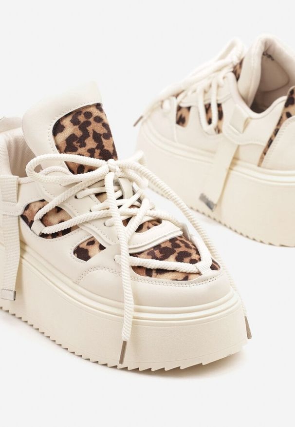 Renee - Beżowe Panterkowe Sneakersy na Platformie Ozdobione Sznurowaniem Vilvia. Okazja: na co dzień. Kolor: beżowy. Materiał: jeans. Wzór: aplikacja. Obcas: na platformie