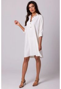 BeWear - Luźna sukienka z kołnierzykiem guzikami i kieszeniami ecru. Materiał: materiał. Typ sukienki: trapezowe #1