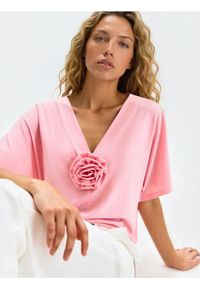 Sinsay - Bluzka z rękawami kimono z różą 3D - różowy. Kolor: różowy #1