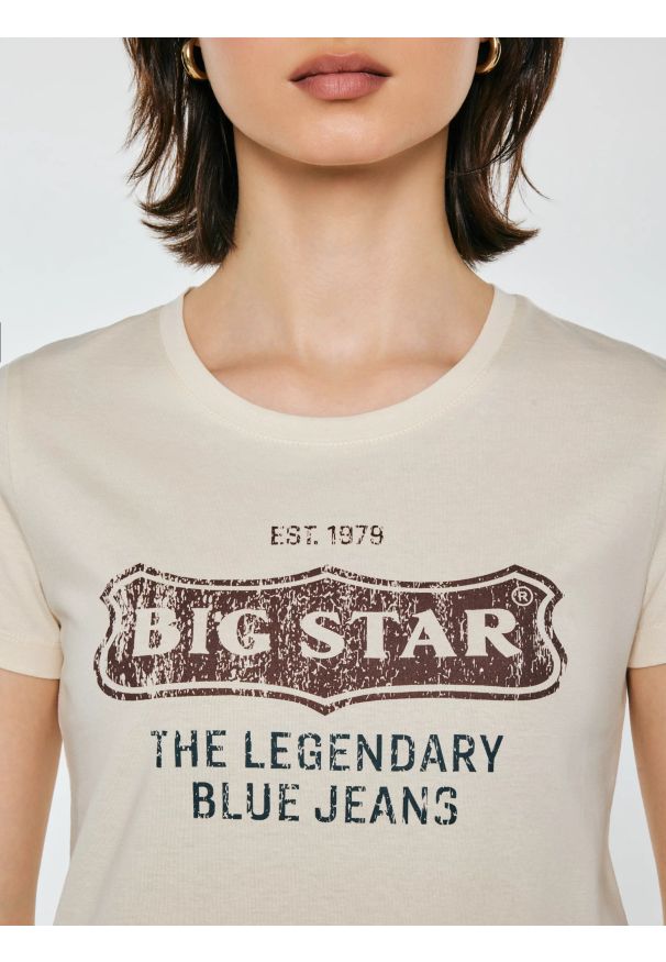 Big-Star - Koszulka damska z linii Authentic z logo BIG STAR perłowa Rissmelna 103. Okazja: na co dzień. Kolor: kremowy. Materiał: dzianina, skóra. Wzór: nadruk. Styl: casual, elegancki, sportowy