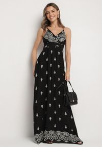 Born2be - Czarna Bawełniana Sukienka Rozkloszowana z Kopertowym Dekoltem i Wiązaniem Revevra. Okazja: na randkę, na co dzień. Typ kołnierza: dekolt kopertowy. Kolor: czarny. Materiał: bawełna. Długość rękawa: na ramiączkach. Typ sukienki: kopertowe. Styl: casual #5