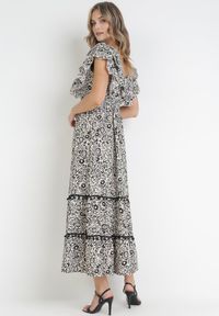 Born2be - Czarna Rozkloszowana Sukienka Maxi z Ozdobnym Dekoltem i Gumką w Talii z Wiskozy Adyni. Typ kołnierza: kołnierz z falbankami. Kolor: czarny. Materiał: wiskoza. Długość rękawa: bez rękawów. Długość: maxi #4