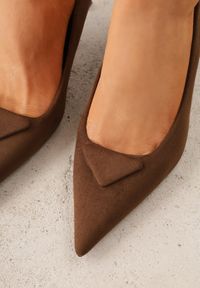 Born2be - Brązowe Czółenka VICES na Kaczuszce z Trójkątną Aplikacją na Nosku Zenia. Okazja: na co dzień. Kolor: brązowy. Materiał: jeans. Wzór: aplikacja. Obcas: na szpilce. Styl: casual, elegancki, klasyczny. Wysokość obcasa: średni #7