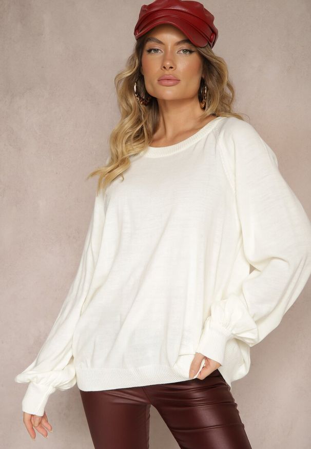 Renee - Jasnobeżowy Sweter Oversize Ozdobiony Szerokimi Ściągaczami Anittia. Okazja: na co dzień. Kolor: beżowy. Materiał: jeans. Wzór: aplikacja. Styl: klasyczny, casual