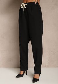 Renee - Czarne Spodnie z Bawełny Mom Fit Ozdobione Sznurkiem Apinella. Okazja: na co dzień. Kolor: czarny. Materiał: bawełna. Wzór: aplikacja. Styl: casual #3