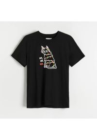 Reserved - T-shirt ze świątecznym nadrukiem - Czarny. Kolor: czarny. Wzór: nadruk. Styl: wizytowy