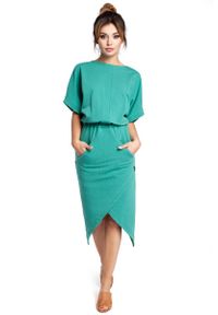 MOE - Zielona Sukienka z Kopertowo Zakładanym Dołem. Kolor: zielony. Materiał: elastan, bawełna. Typ sukienki: kopertowe