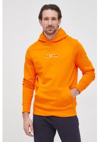 TOMMY HILFIGER - Tommy Hilfiger bluza bawełniana męska kolor pomarańczowy z kapturem z nadrukiem. Okazja: na co dzień. Typ kołnierza: kaptur. Kolor: pomarańczowy. Materiał: bawełna. Wzór: nadruk. Styl: casual