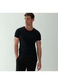 Reserved - Melanżowy T-shirt basic - Czarny. Kolor: czarny. Wzór: melanż