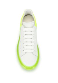 Alexander McQueen - ALEXANDER MCQUEEN - Białe sneakersy z piętą fluo. Kolor: żółty. Wzór: gładki #4