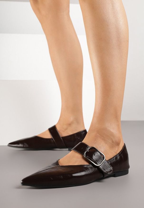 Renee - Ciemnobrązowe Balerinki w Stylu Mary Jane ze Szpiczastym Noskiem Nalivira. Okazja: na co dzień. Nosek buta: szpiczasty. Kolor: brązowy. Materiał: jeans. Styl: casual