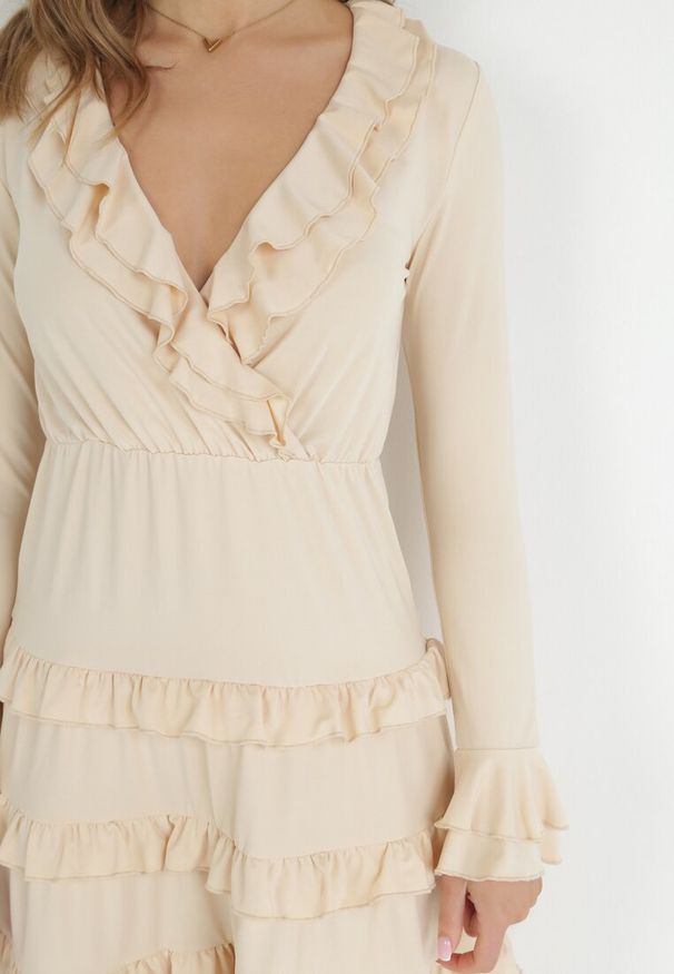 Born2be - Beżowa Sukienka Mini z Gumką w Talii i Falbankami Livarria. Typ kołnierza: kołnierz z falbankami. Kolor: beżowy. Typ sukienki: rozkloszowane. Styl: elegancki. Długość: mini