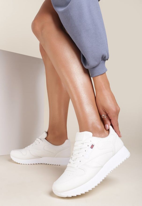 Renee - Białe Sneakersy Cheneda. Kolor: biały. Szerokość cholewki: normalna. Wzór: aplikacja