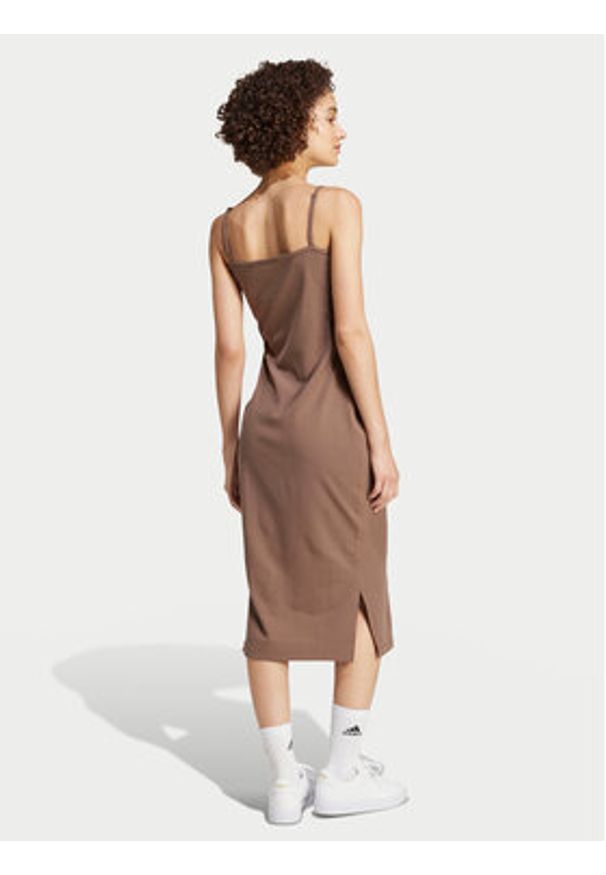 Adidas - adidas Sukienka codzienna ALL SZN IX3795 Brązowy Slim Fit. Okazja: na co dzień. Kolor: brązowy. Materiał: wiskoza, bawełna. Typ sukienki: proste. Styl: casual