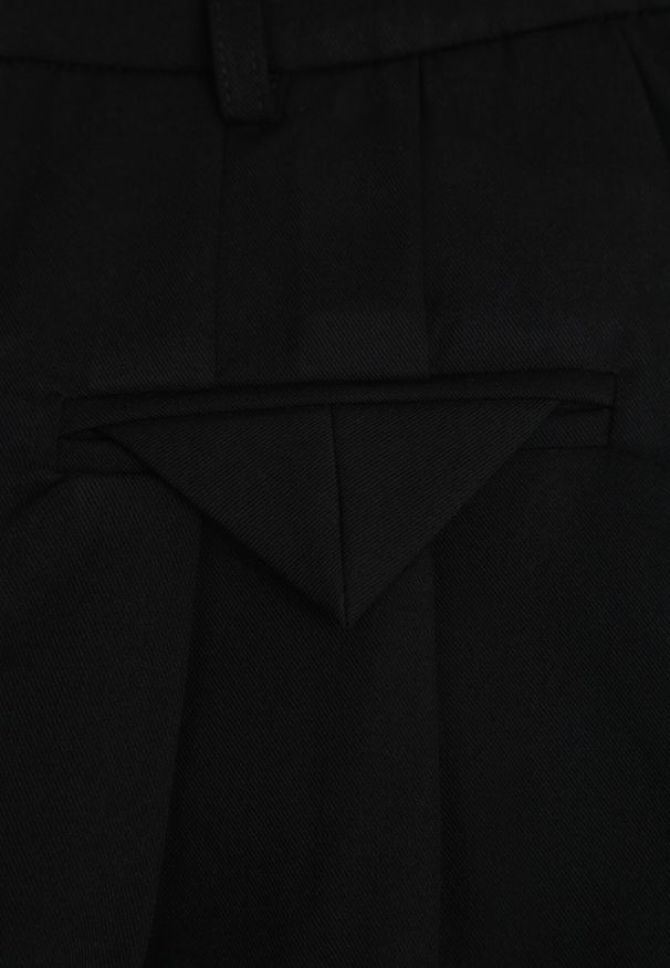 Born2be - Czarne Eleganckie Spodnie w Garniturowym Stylu z Zakładkami Illthai. Kolor: czarny. Styl: elegancki