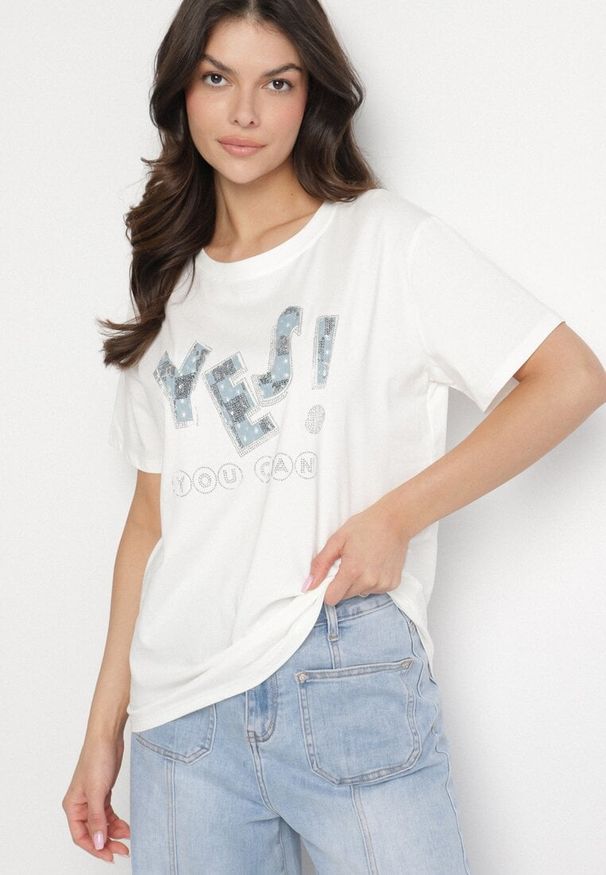 Born2be - Biały T-shirt z Bawełny Ozdobiony Cekinami i Cyrkoniami Camiren. Okazja: na co dzień. Kolor: biały. Materiał: bawełna. Wzór: aplikacja. Styl: elegancki, casual