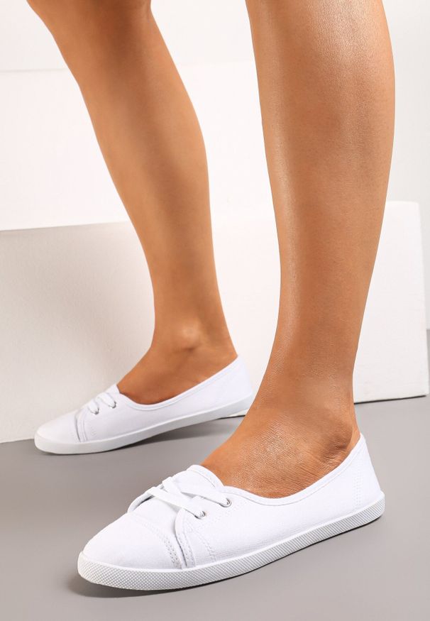 Born2be - Białe Tenisówki z Niską Cholewką i Ozdobnym Sznurowaniem Maelisa. Okazja: na co dzień. Wysokość cholewki: przed kostkę. Kolor: biały. Materiał: jeans. Szerokość cholewki: normalna. Styl: casual, klasyczny