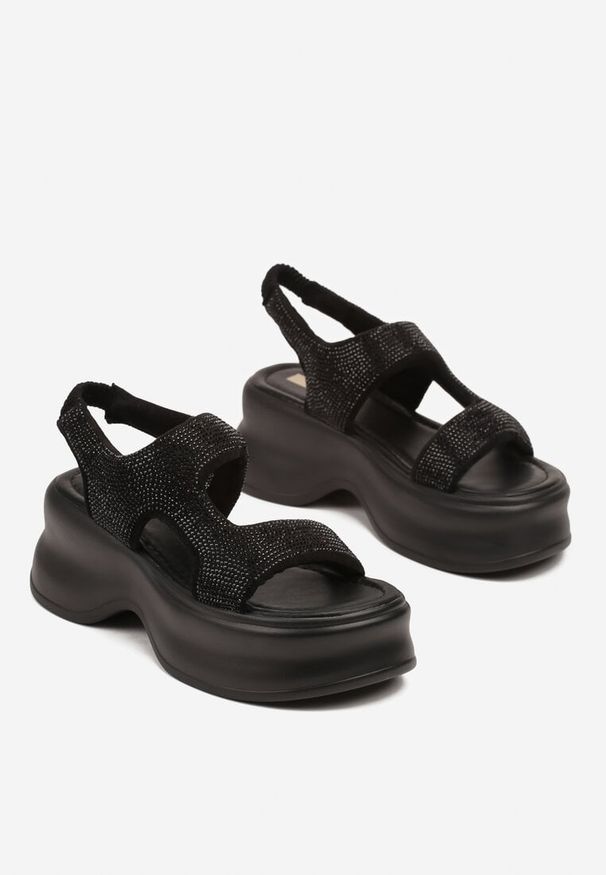 Renee - Czarne Sandały na Platformie Ozdobione Cyrkoniami Nalionis. Okazja: na co dzień. Nosek buta: okrągły. Zapięcie: rzepy. Kolor: czarny. Materiał: jeans. Wzór: aplikacja. Obcas: na platformie. Styl: casual, elegancki