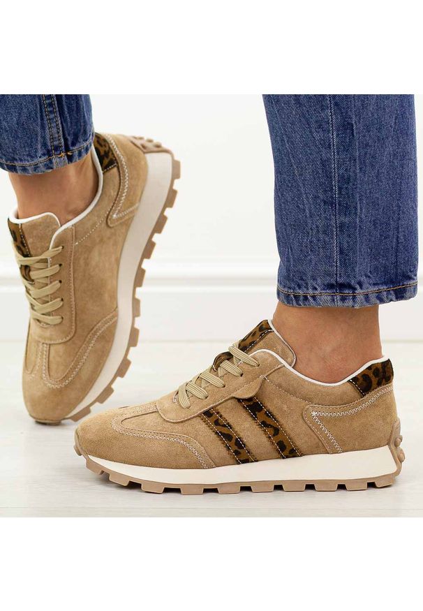 Camelowe zamszowe skórzane półbuty damskie S.Barski 7071. Okazja: na co dzień. Zapięcie: sznurówki. Materiał: zamsz, skóra. Szerokość cholewki: normalna. Sezon: wiosna, jesień, lato. Styl: casual, elegancki, sportowy, klasyczny