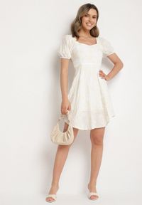 Born2be - Biała Wiskozowa Sukienka w Kwiaty Lunobella. Okazja: na co dzień. Kolor: biały. Materiał: wiskoza. Długość rękawa: długi rękaw. Wzór: kwiaty. Typ sukienki: sportowe. Styl: elegancki, casual, sportowy #4