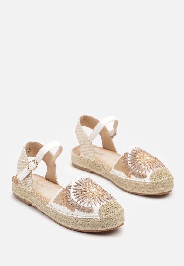 Born2be - Białe Sandały Espadryle z Odkrytą Piętą Zdobione Plecionką Morianis. Okazja: na co dzień, na spacer. Zapięcie: pasek. Kolor: biały. Wzór: aplikacja. Sezon: lato. Obcas: na obcasie. Styl: elegancki, casual. Wysokość obcasa: niski