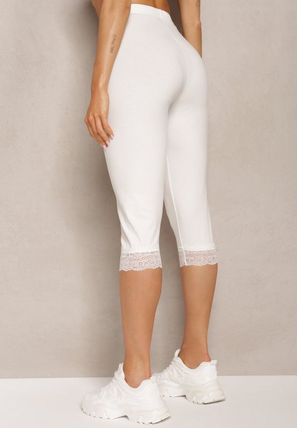 Renee - Białe Spodnie z Bawełny o Długości 3/4 Legginsy Abiknia. Okazja: na co dzień. Kolekcja: plus size. Kolor: biały. Materiał: bawełna. Wzór: aplikacja. Styl: elegancki, casual