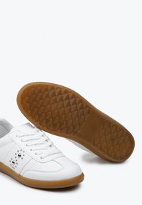 Born2be - Białe Płaskie Sneakersy Sznurowane z Ozdobnymi Nitmi Blosenti. Nosek buta: okrągły. Zapięcie: sznurówki. Kolor: biały. Materiał: materiał. Obcas: na obcasie. Wysokość obcasa: niski #6