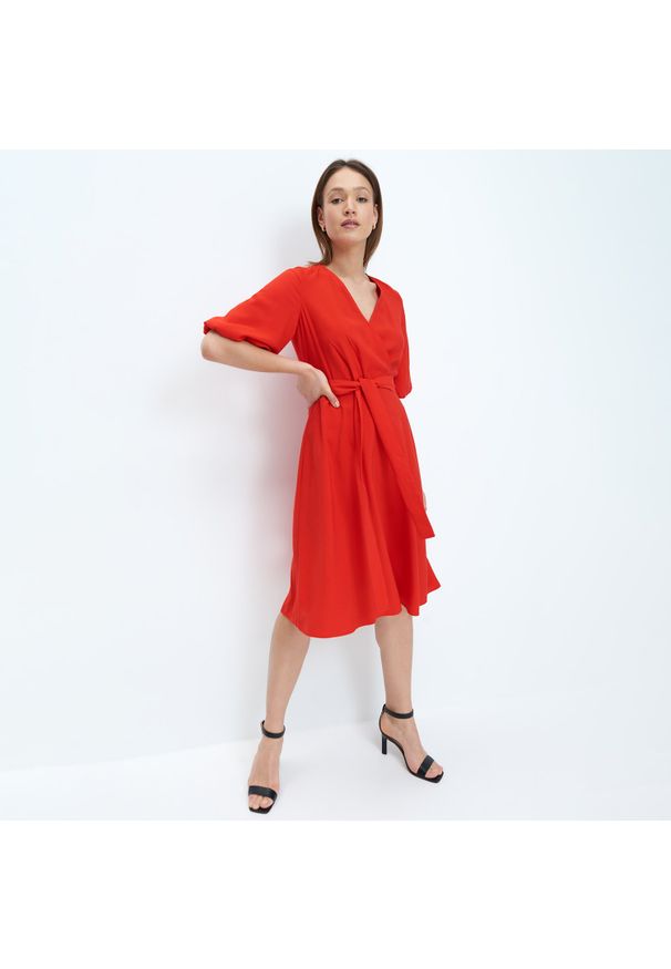 Mohito - Kopertowa sukienka - Czerwony. Kolor: czerwony. Typ sukienki: kopertowe